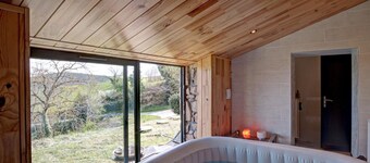 Charming Cottage with Jacuzzi and Wifi Included