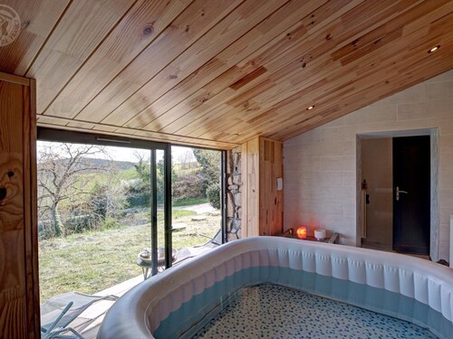 Gîte en pierre du 18ème siècle avec vue sur vallée, jacuzzi et terrasses