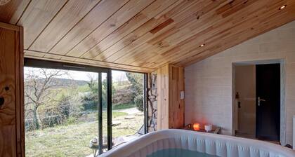 Gßte en pierre du 18Úme siÚcle avec vue sur vallée, jacuzzi et terrasses