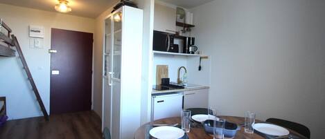 Réfrigérateur, four à micro-ondes