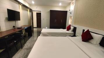 Habitación Deluxe doble, vistas a la ciudad | Caja fuerte, escritorio, espacio para trabajar con un portátil