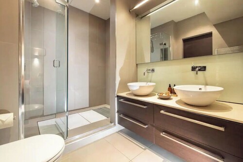 3 Bed Apartment Sleeps 6 - Pet-friendly, Wi-fi