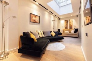 TV - Green Street Luxury Apartment in London (London)