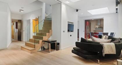 Green Street Luxury Apartment in London