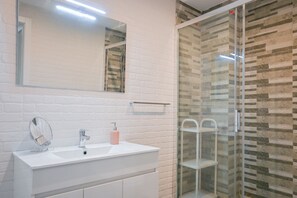 Douche, sèche-cheveux