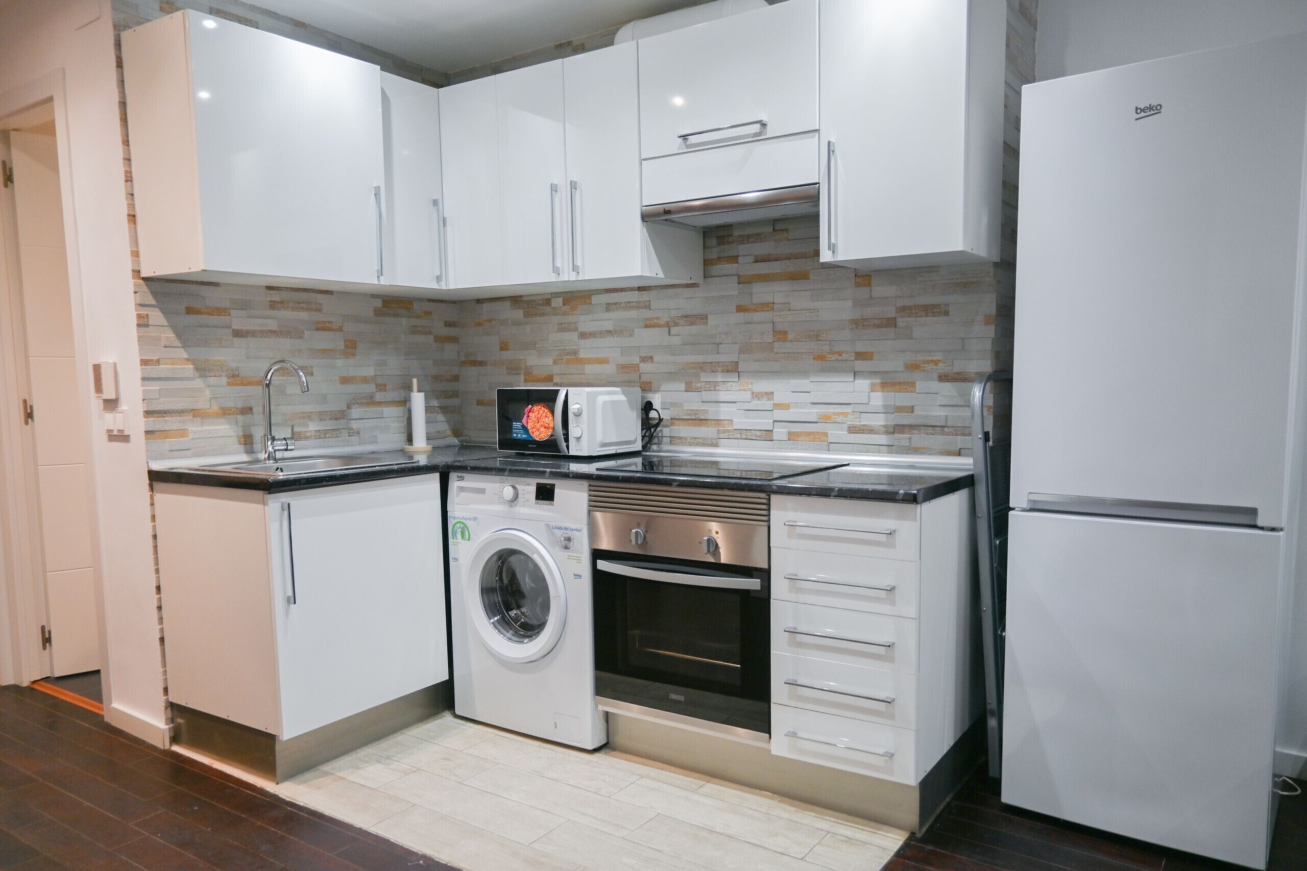 Kühlschrank, Mikrowelle, Ofen, Wasserkocher