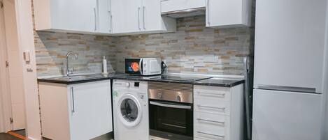 Réfrigérateur, micro-ondes, four, bouilloire électrique