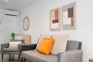 TV - Spacious Apartment with Balcony on Calle Santa Engracia, Chamberí (Madrid)