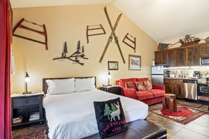 1 bedroom, iron/ironing board, free WiFi, bed sheets - Cozy stay for 4: 5 Min Drive to Base,  Full Kitchen, Shared Hot Tub & Pool, Restaurants Nearby! (Park City)