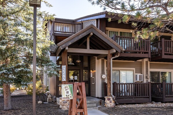 Exterior detail - Cozy stay for 4: 5 Min Drive to Base, Full Kitchen, Shared Hot Tub & Pool, Restaurants Nearby! (Park City)
