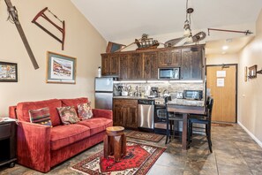 Interior - Cozy stay for 4: 5 Min Drive to Base,  Full Kitchen, Shared Hot Tub & Pool, Restaurants Nearby! (Park City)