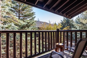Property grounds - Cozy stay for 4: 5 Min Drive to Base, Full Kitchen, Shared Hot Tub & Pool, Restaurants Nearby! (Park City)