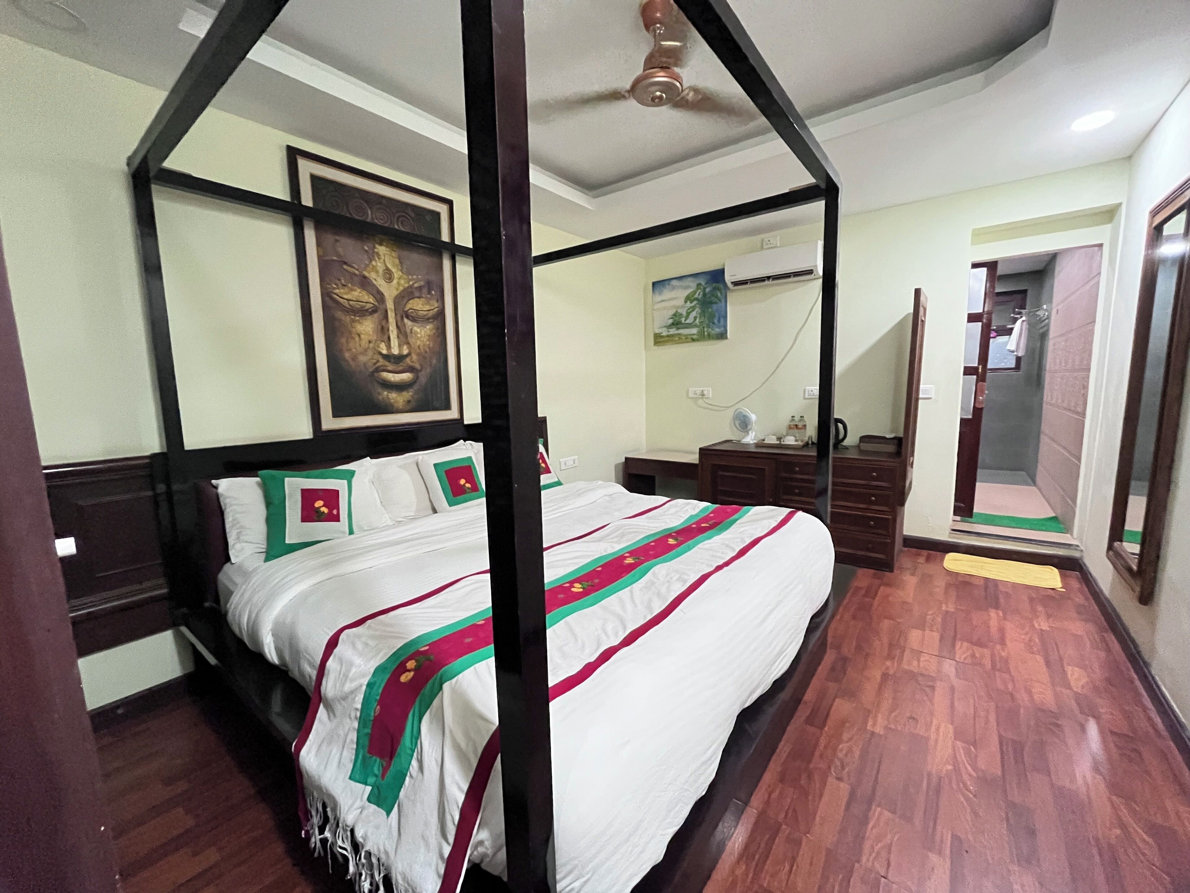 Deluxe-Doppel- oder -Zweibettzimmer | Schreibtisch, laptopgeeigneter Arbeitsplatz, Bügeleisen/Bügelbrett