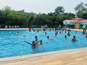 Seasonal outdoor pool - Lake Twenty Thousand Farm & Retreat (Bharatpur)