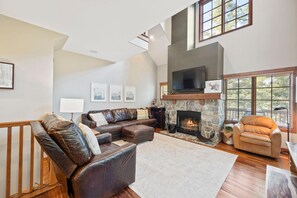 Televisión y chimenea 