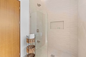 Douche, sĂšche-cheveux, serviettes fournies, shampoing