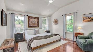 4 soverom, skrivebord, strykejern/-brett og reiseseng for barn