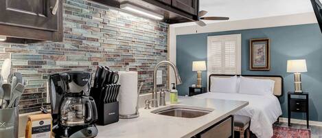 Mikrowelle, Wasserkocher mit Kaffee-/Teezubehör, Toaster