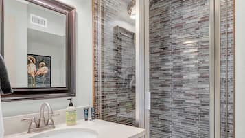 Suihku, hiustenkuivaaja, pyyhkeet