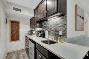 Micro-ondes, cafetière/bouilloire, grille-pain