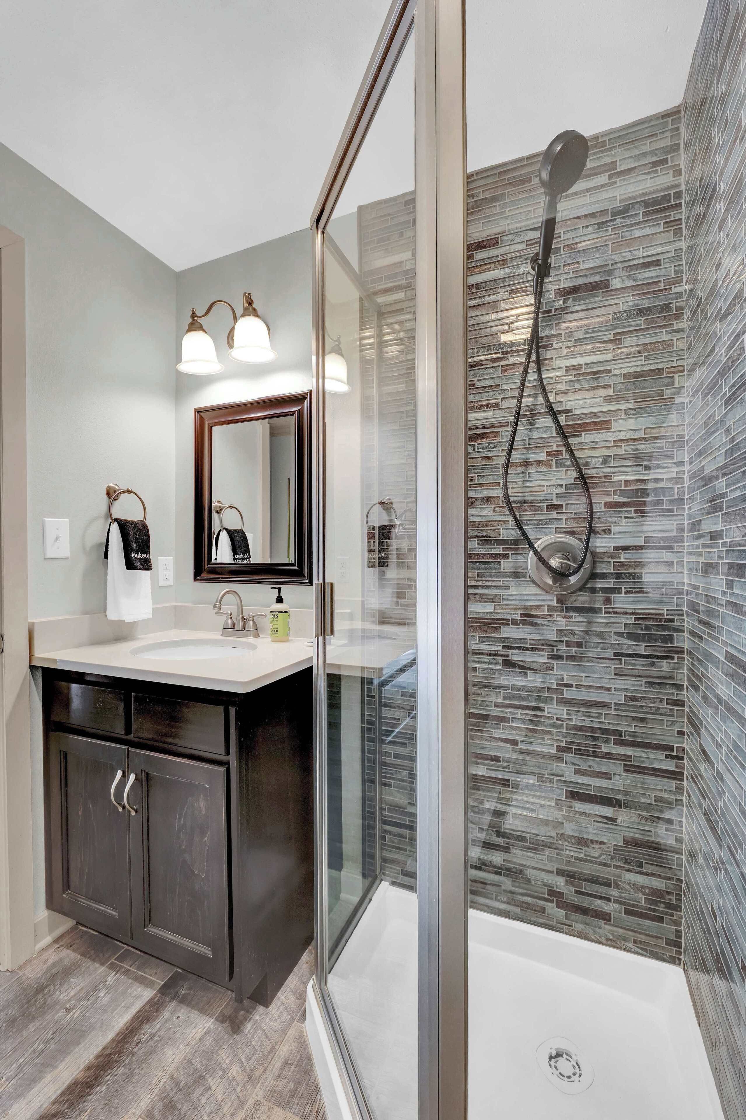 Dusche, Haartrockner, Handtücher