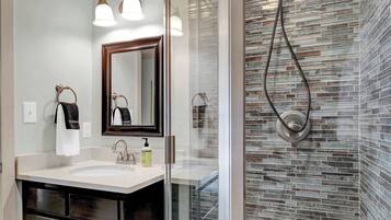 Dusj, hårføner og håndklær