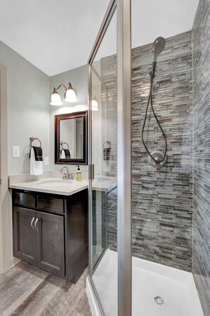 Shower, hair dryer, towels - Fairhope Ave Collection - Studio (Fairhope)