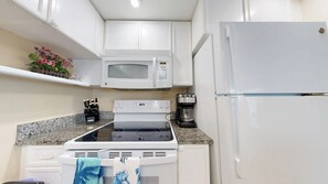 Een koelkast, een microgolfoven, een oven, een kookplaat