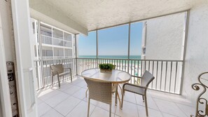 Outdoor dining - Crescent Arms Vacation Rentals 504N Siesta Key Florida (Sarasota)