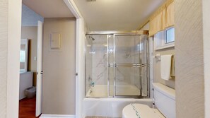シャワー、ヘアドライヤー、タオル