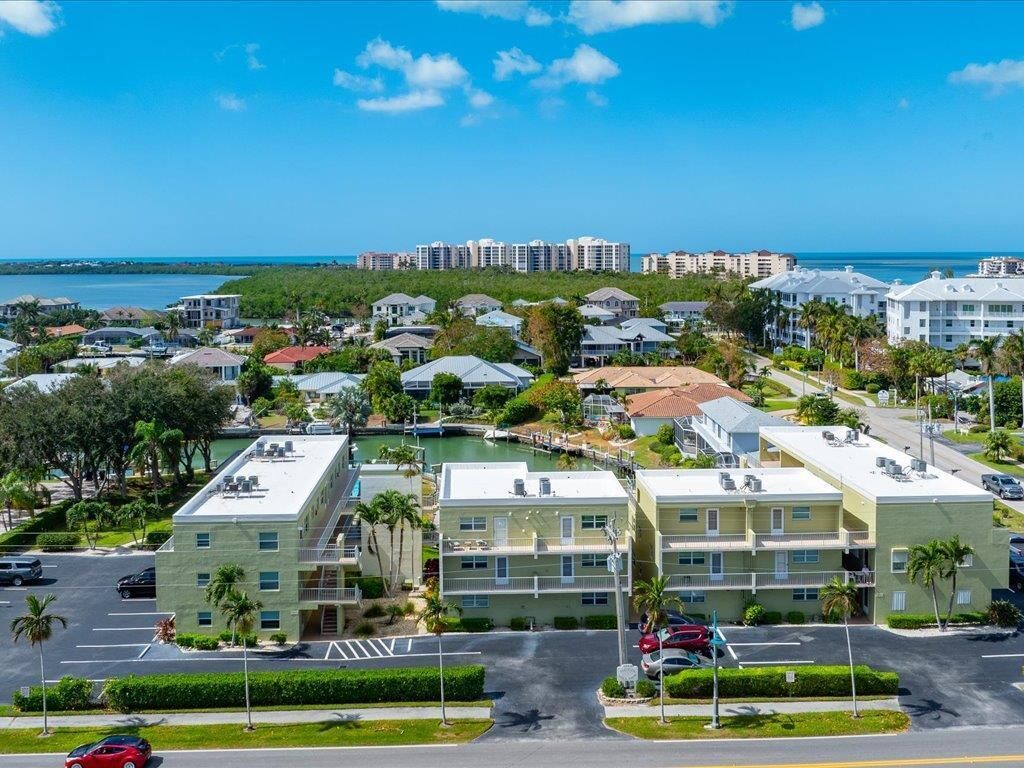 Un quartier résidentiel situé sur la côte, avec des immeubles à plusieurs étages, une marina et une vue dégagée sur l’océan.