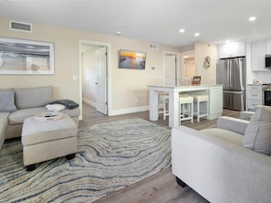 Smart TV - Sharp and Trendy 2 Bedroom Waterfront Condo (Marco Island)