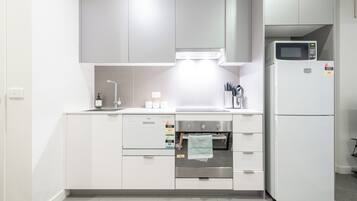 Geladeira, micro-ondas, fogão, cooktop