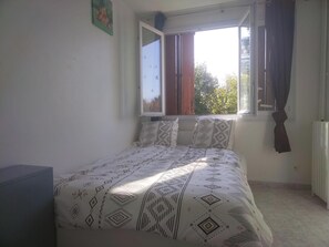 3 bedrooms, iron/ironing board, WiFi, bed sheets - Apartment near the station opposite a tree-lined square (Enghien-les-Bains)