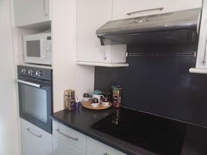 Kühlschrank, Mikrowelle, Ofen, Herdplatte