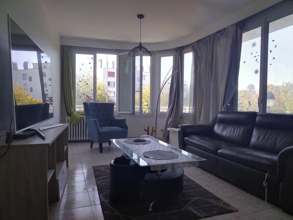 Living area - Apartment near the station opposite a tree-lined square (Enghien-les-Bains)