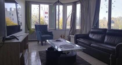 Appartement prÚs de la gare en face d'un square arboré