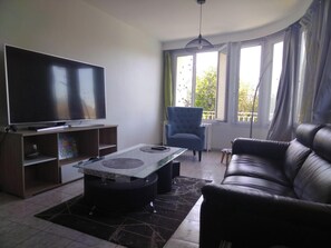 Living area - Apartment near the station opposite a tree-lined square (Enghien-les-Bains)