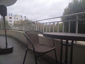 Outdoor dining - Apartment near the station opposite a tree-lined square (Enghien-les-Bains)