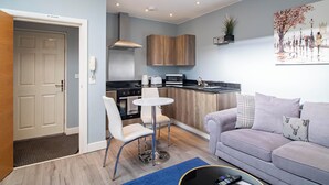 Un appartement moderne comprenant une cuisine, un coin repas et un salon.