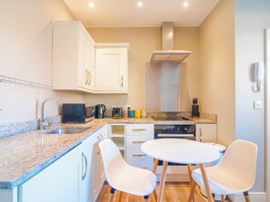 Apartment | Private kitchen | Fridge, microwave, oven, stovetop - Sheffield Oasis Apartment - Modern & Cosy Stay (Sheffield)