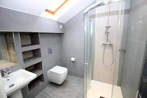Apartamento | Banheiro | Chuveiro/banheira combinados, banheira de imersão