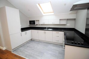 Apartment | Private kitchen | Fridge, microwave, oven, stovetop - Sheffield City Retreat - Modern Apartment (Sheffield)