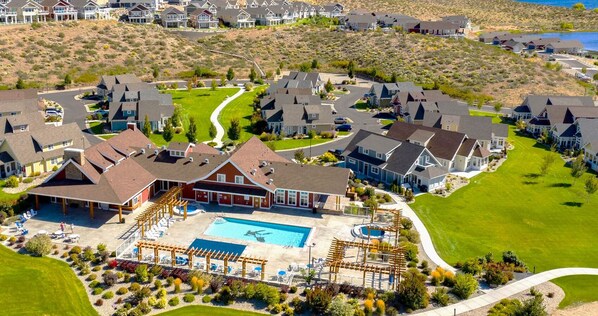 Exterior - Modern 2-Story Home with  Golf Cart! ⛳🚘 (Osoyoos)