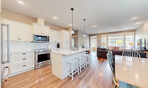 Fridge, microwave, oven, stovetop - Modern 2-Story Home with  Golf Cart! ⛳🚘 (Osoyoos)