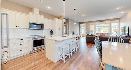 Modern 2-Story Home with Golf Cart! âłđ