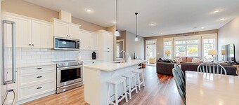 Modern 2-Story Home with Golf Cart! ⛳🚘