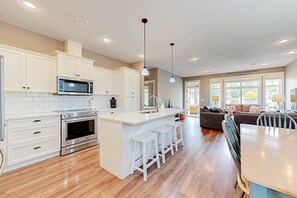 Fridge, microwave, oven, stovetop - Mimi`s Cottage - Golf Cart Included (Osoyoos)