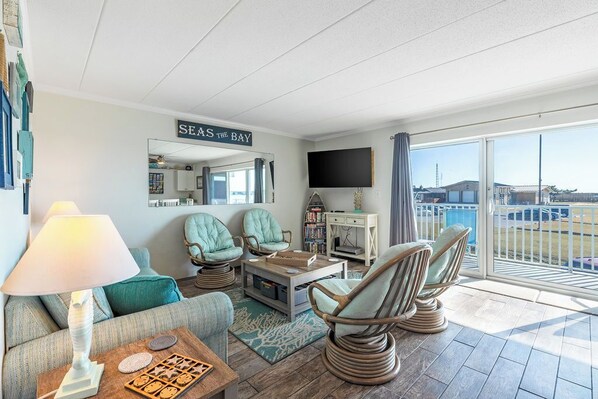 TV, DVD player - Beautiful 2 Bedroom Condo with a View of the Bay and an Bayfront Outdoor Pool Only Two Blocks to the Beach and Boardwalk! (Ocean City)