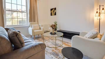 Apartment | Wohnbereich | Fernseher